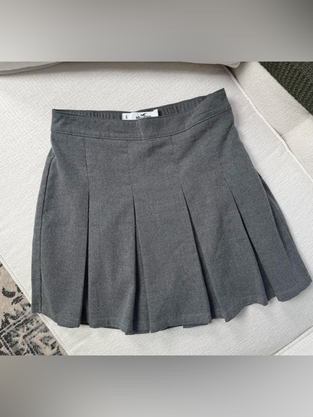 Hollister Gray Pleated Preppy/Skater Mini Skirt size small. #schoolgirl